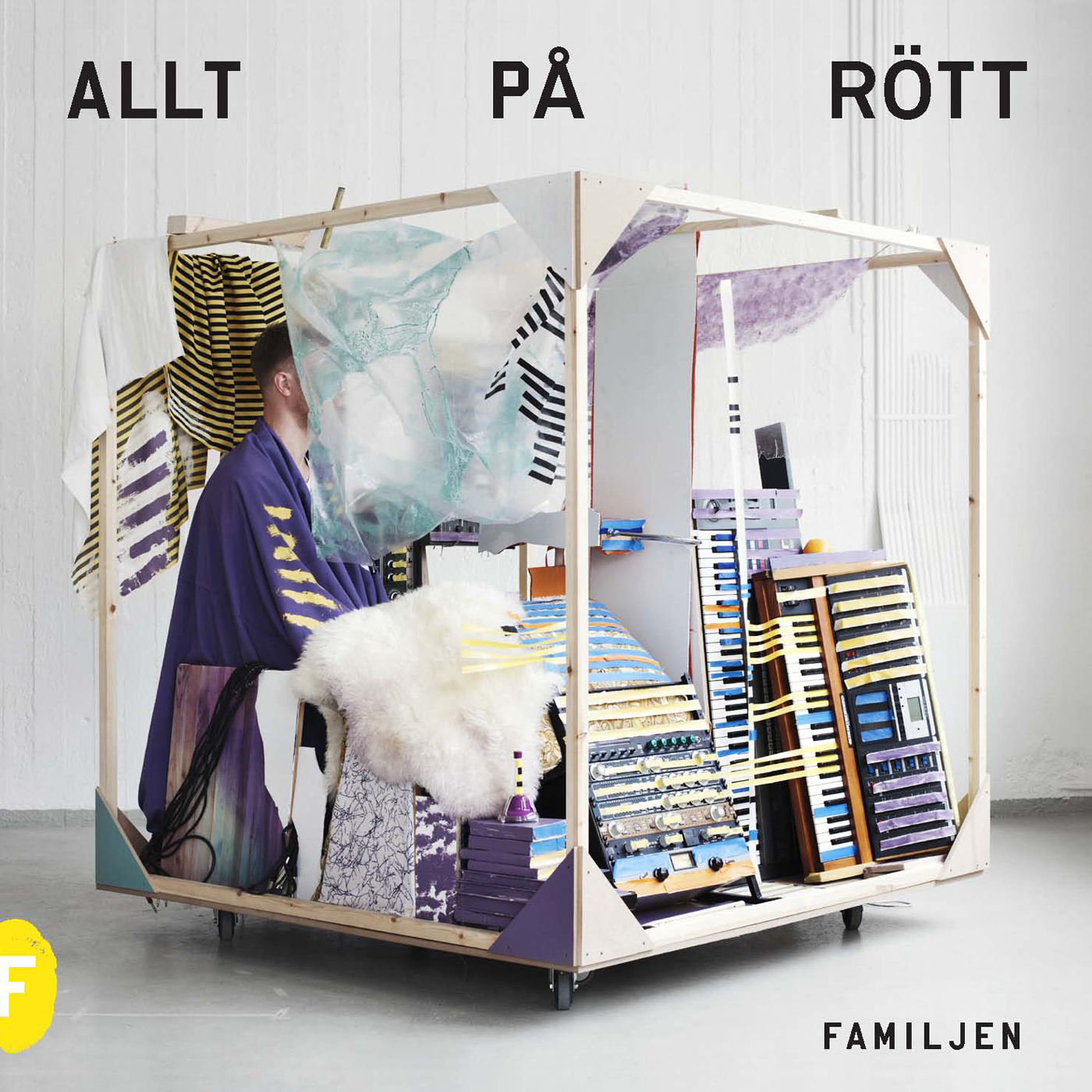 FAMILJEN - ALLT PÅ RÖTT (CD)